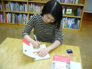 北野佐久子さん、新刊書籍にサイン（^^）